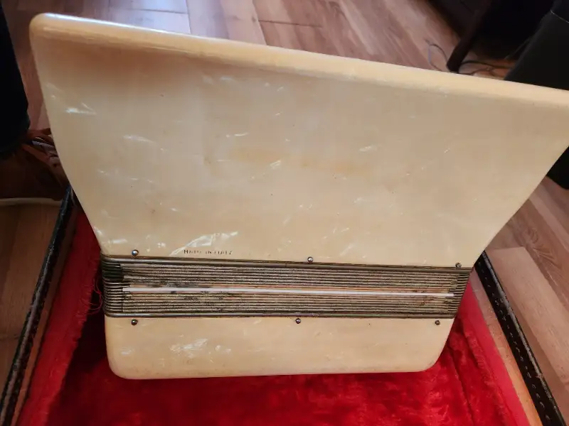 Camerano 120 Bass Accordian white made in Italy works nice. - photo 2
