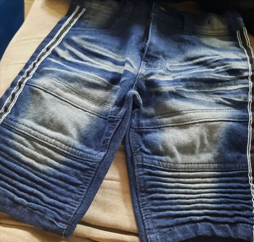 Kids Outfit: Denim Shorts, Tie-Dye Shirt & Converse Sneakers image indicator(4)