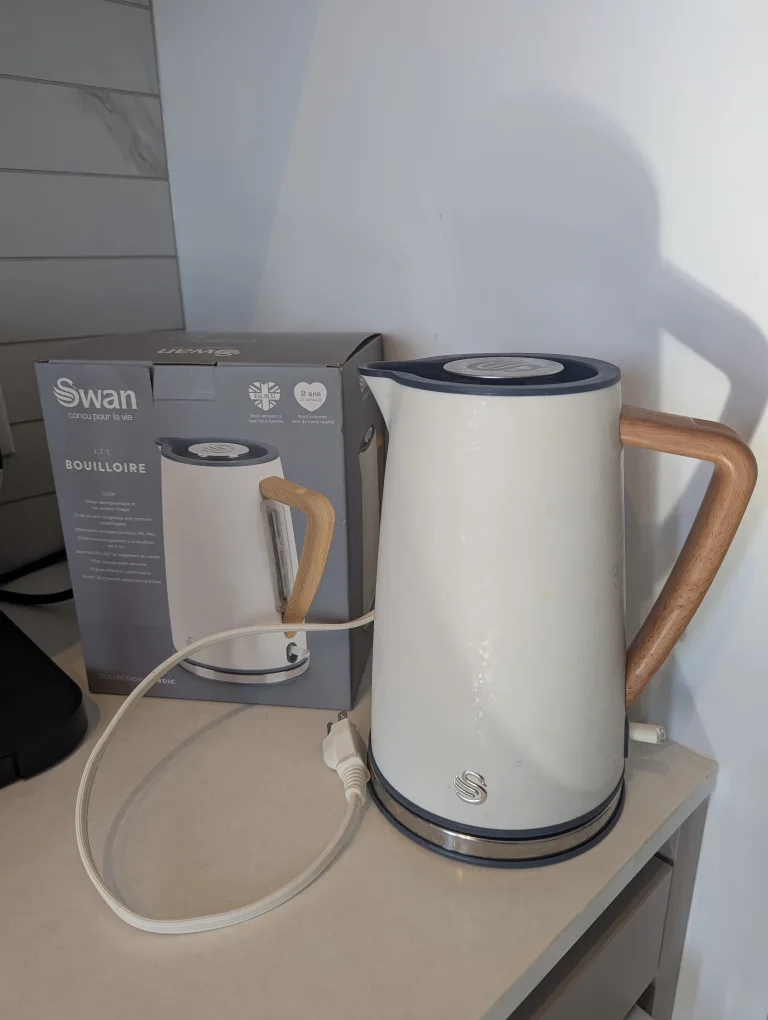Swan 1.7L Kettle - White with Wooden Handle image indicator(2)