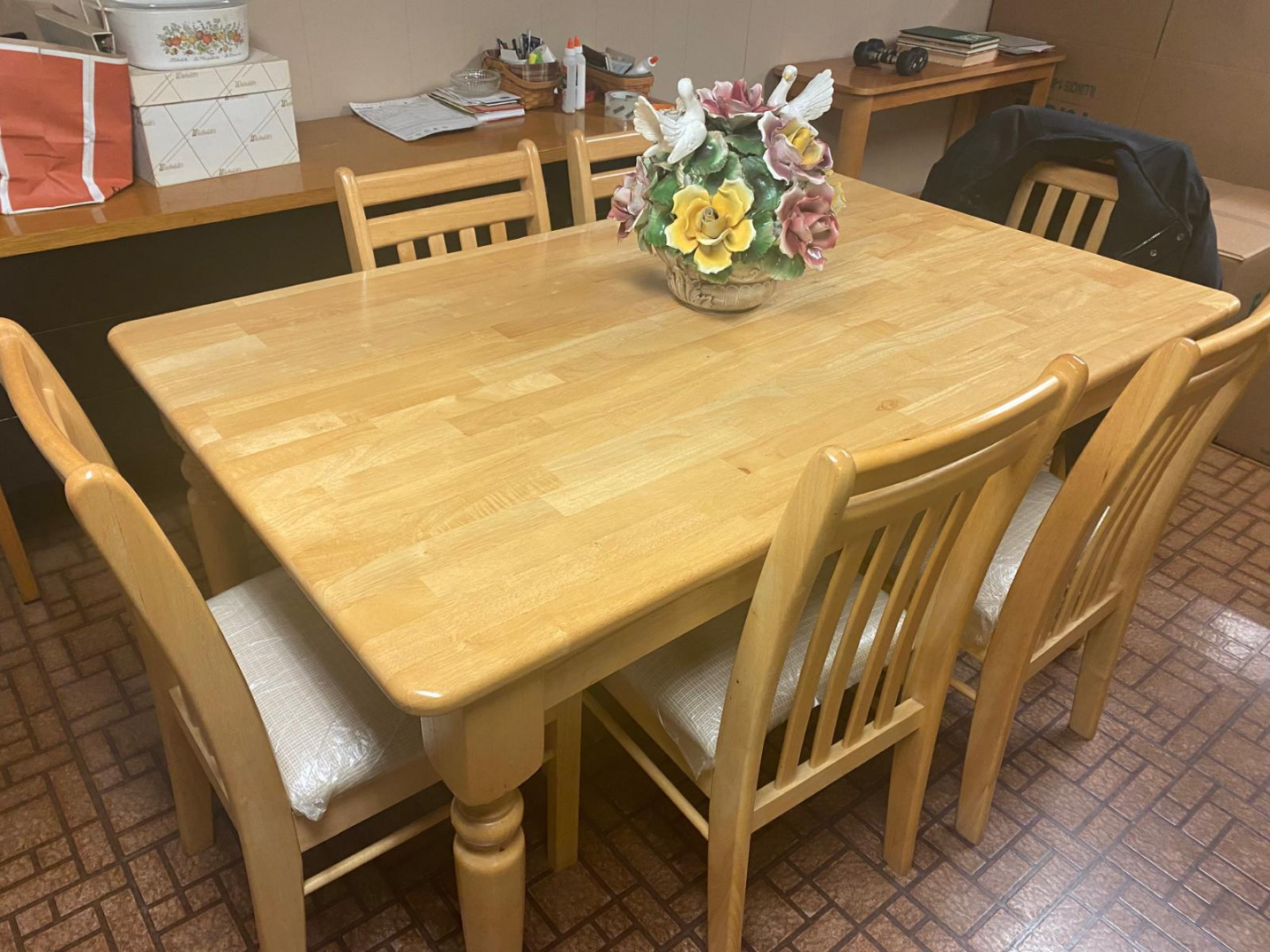 mesa de madera y 7 sillas