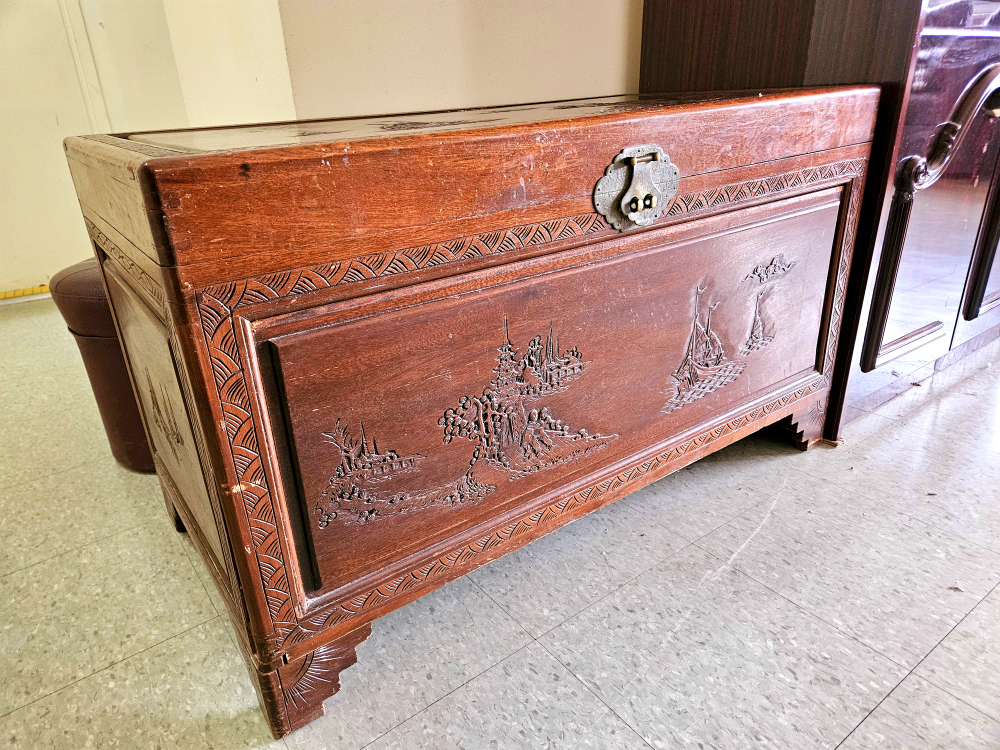 Antique Wooden Chest w/ Brass Clasp. Beautiful carvings!💚 - photo 3