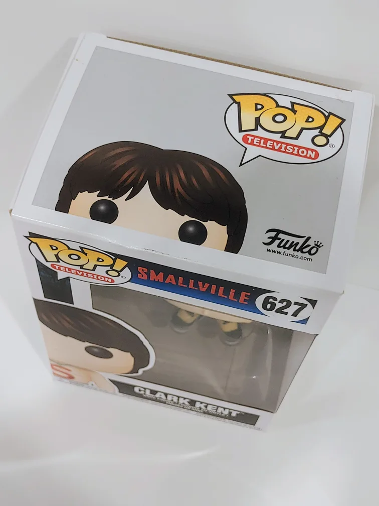 Smallville Funko Pop! Television #627 Clark Kent image indicator(6)