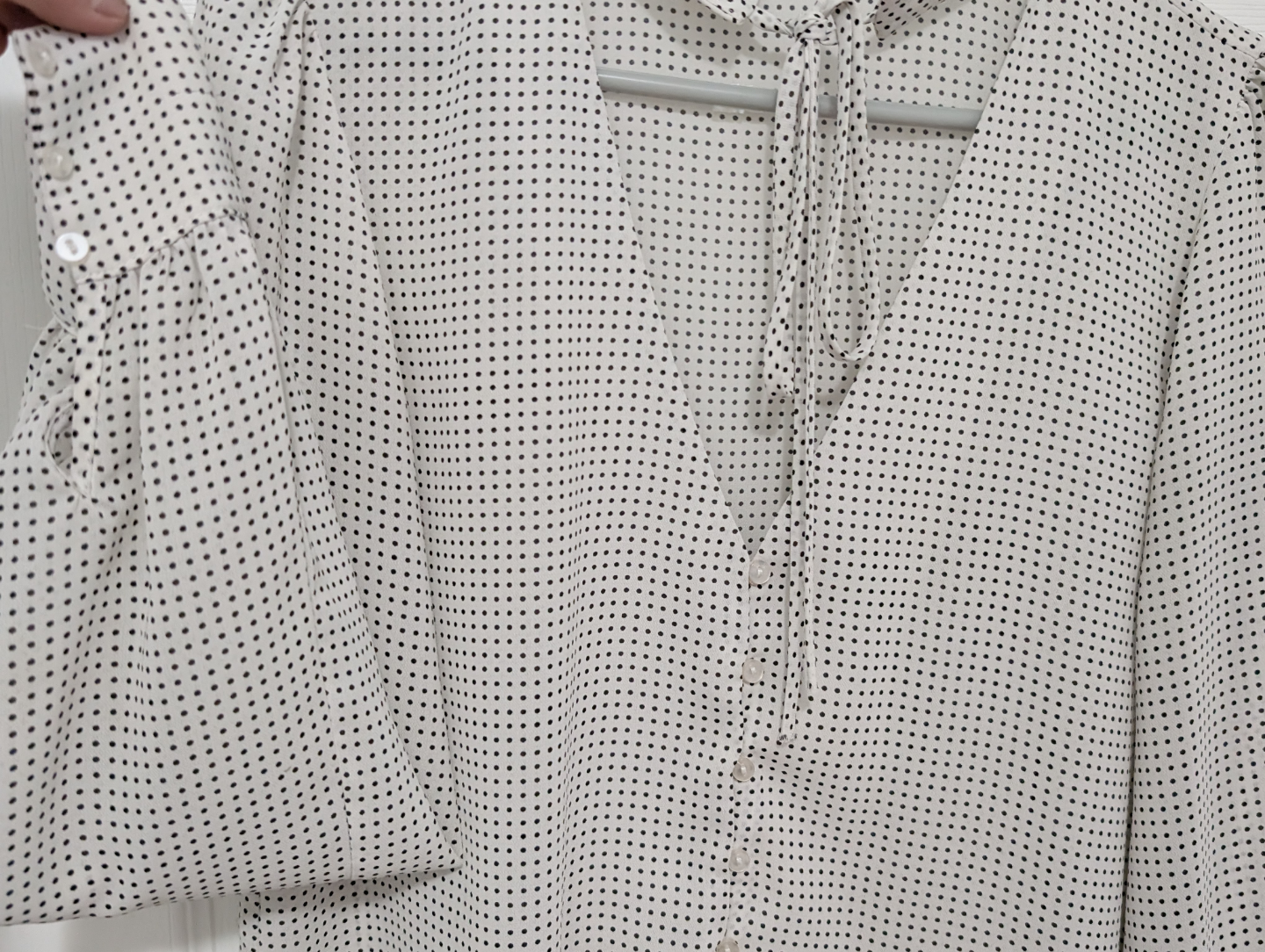 Beautiful Women's White & Black Polka Dot Blouse  w Dainty Tie - photo 3