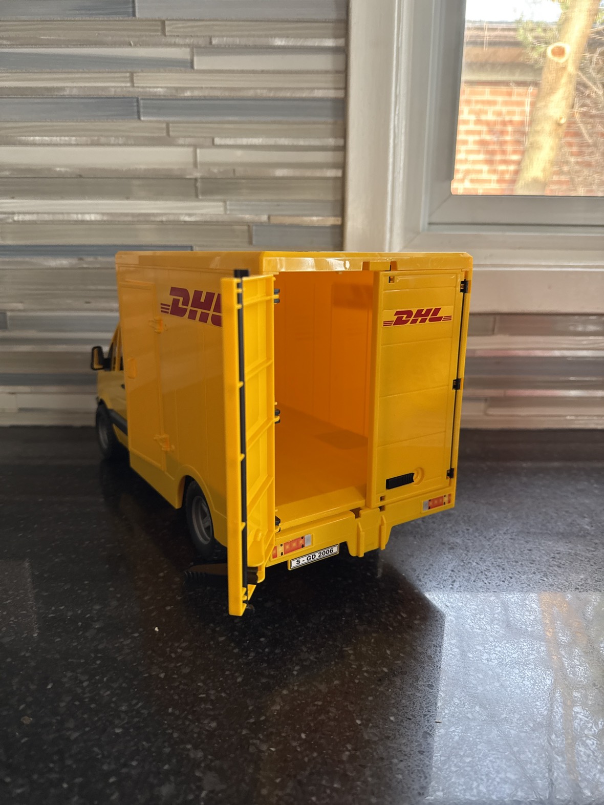 Bruder DHL Truk - photo 2