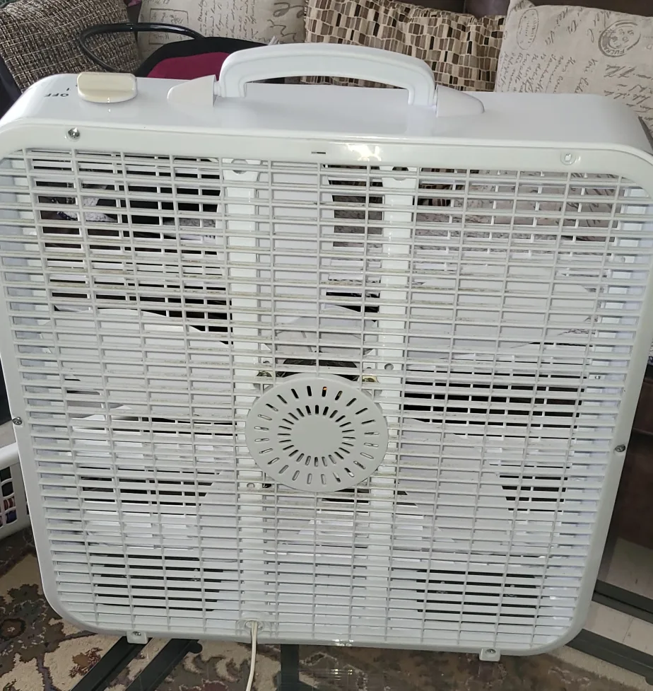 White Box Fan with Three Speeds image indicator(2)