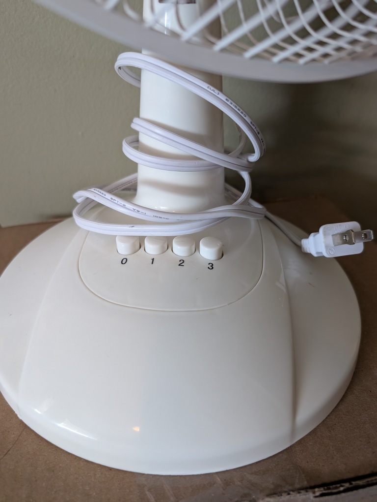 Pelonis 9-Inch White Oscillating Desk Fan - photo 3