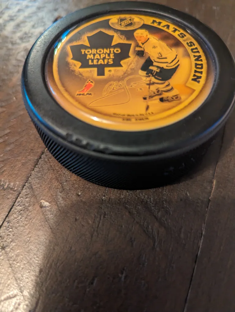 rare NHL license mats sundin Toronto Maple Leafs signed puck image indicator(2)