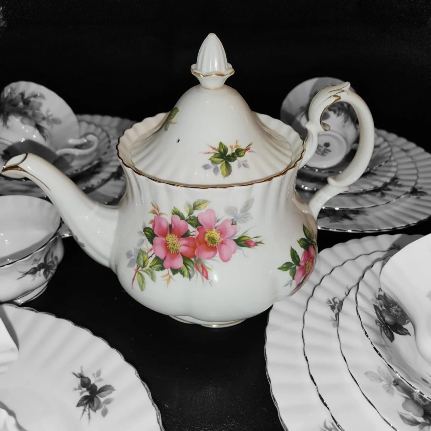 Vintage Royal Albert Old Country Roses Tea Set image indicator(4)