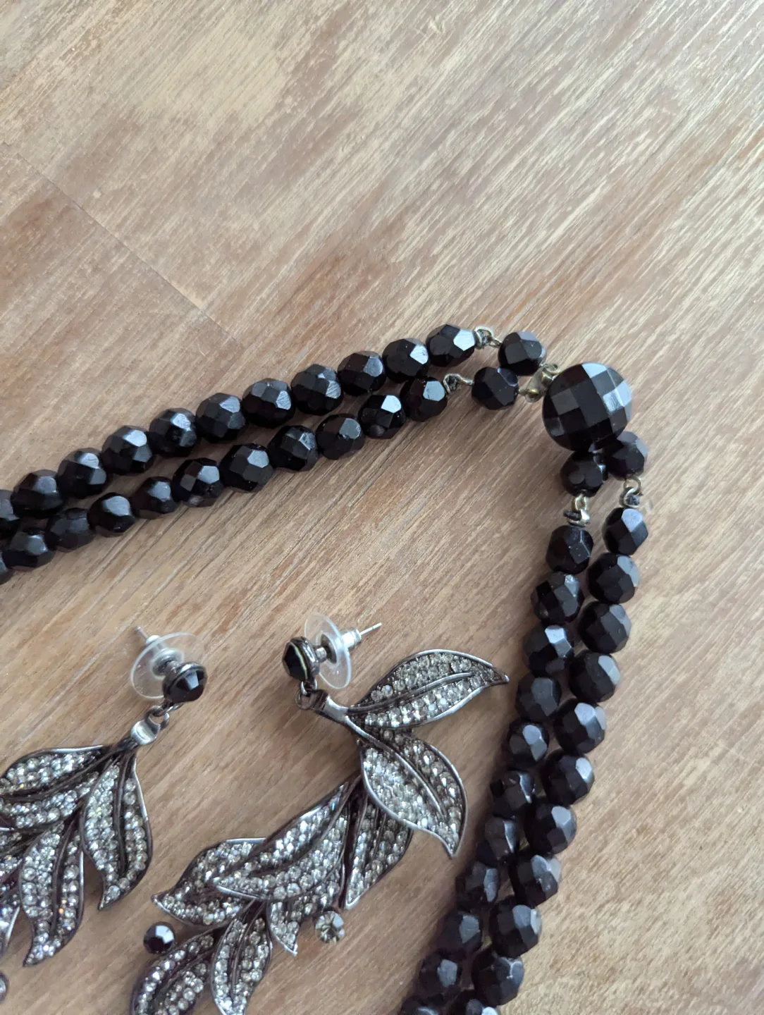 Elegant Black Beaded Necklace and Dangle Earrings Set image indicator(2)