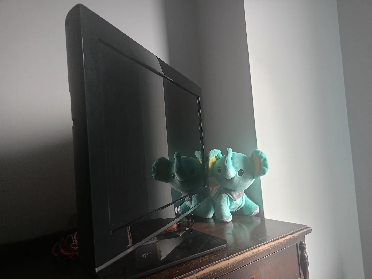 LG LCD TV - 22 inch thumbnail