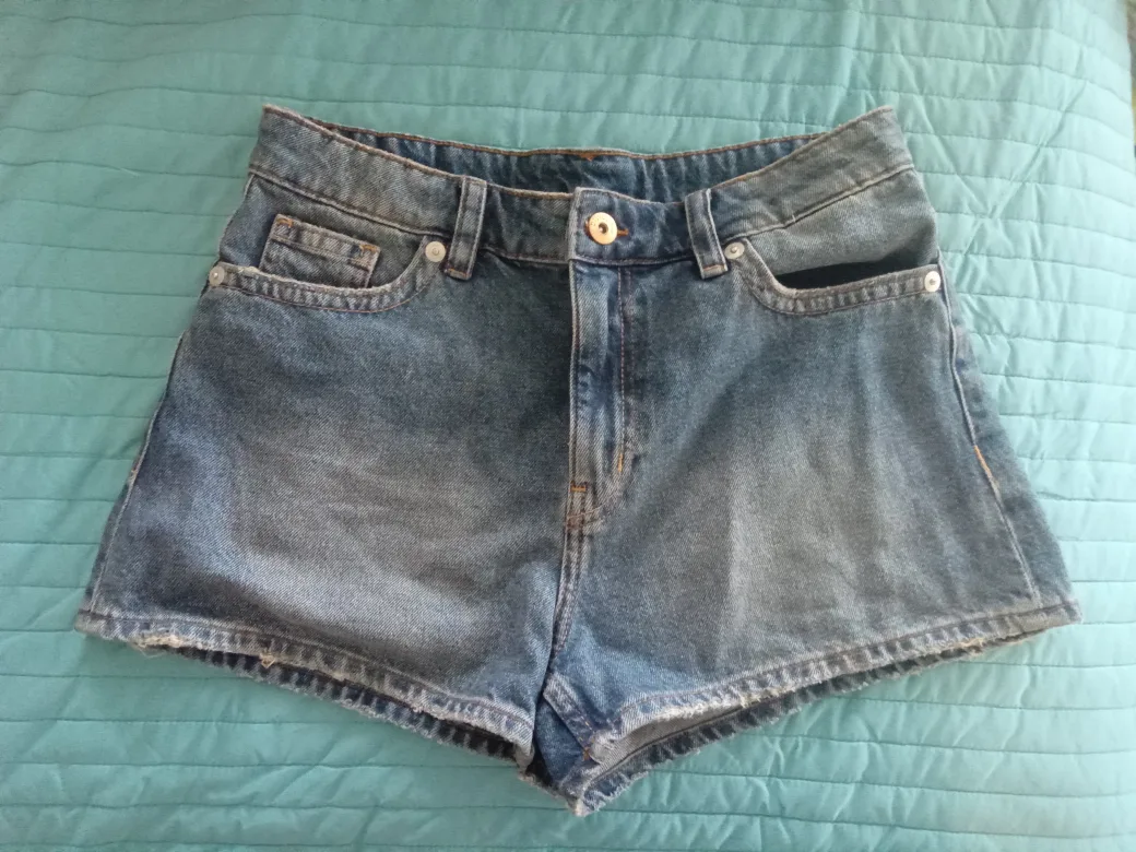 H&M Divided Denim Shorts Size 6 thumbnail