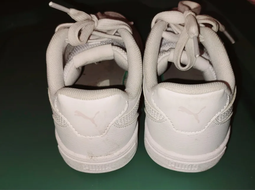 Puma Toddler Kids White Sneakers Like New/EUC Sizes 12C & 1C image indicator(3)