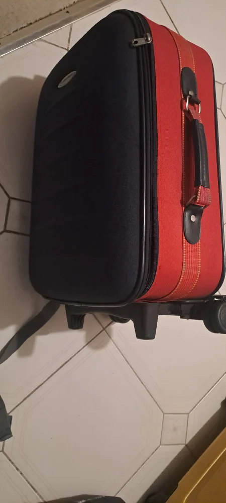 Pierre Cardin Carry-on Suitcase image indicator(2)