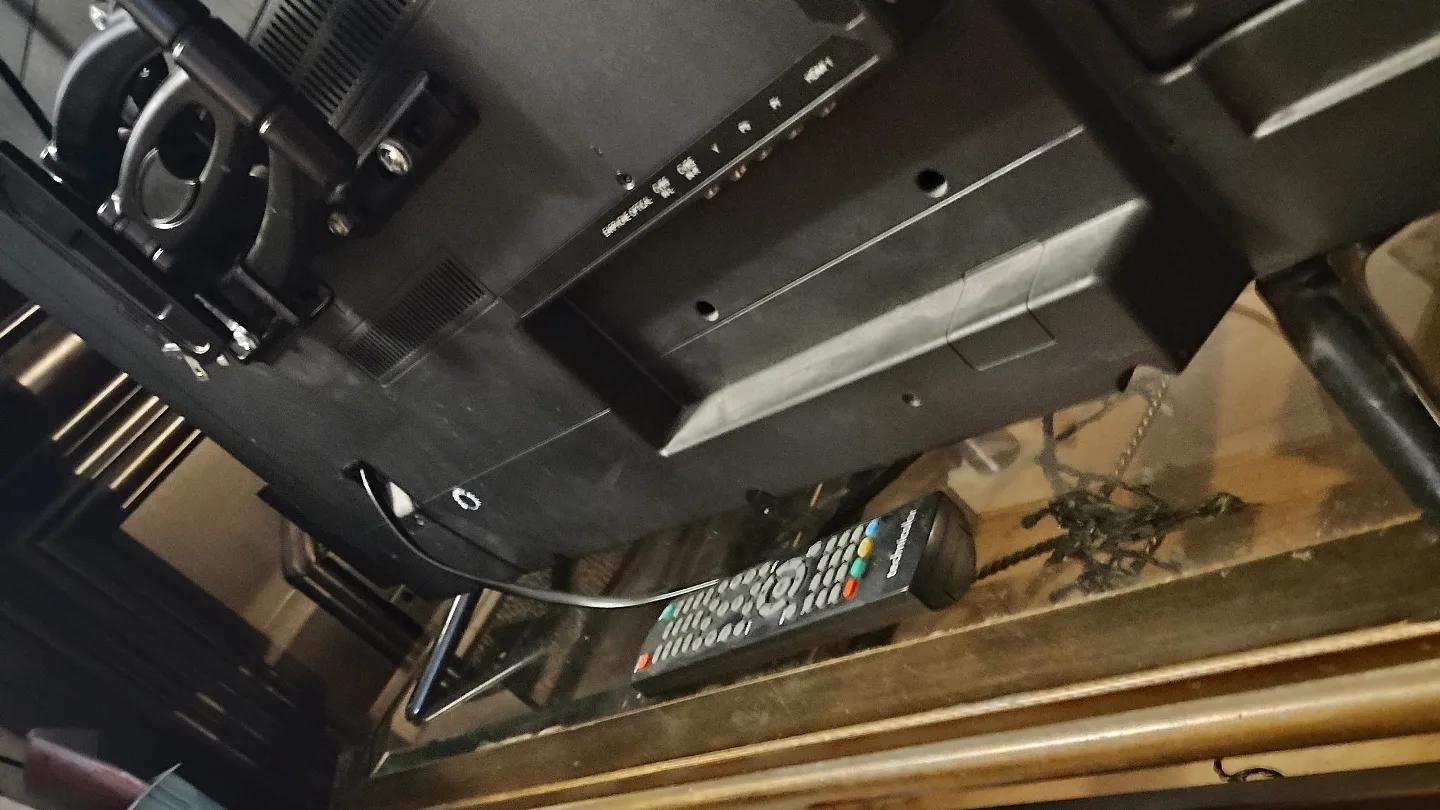 Technicolor 40 inch TV with Stand and Wall Mount image indicator(7)