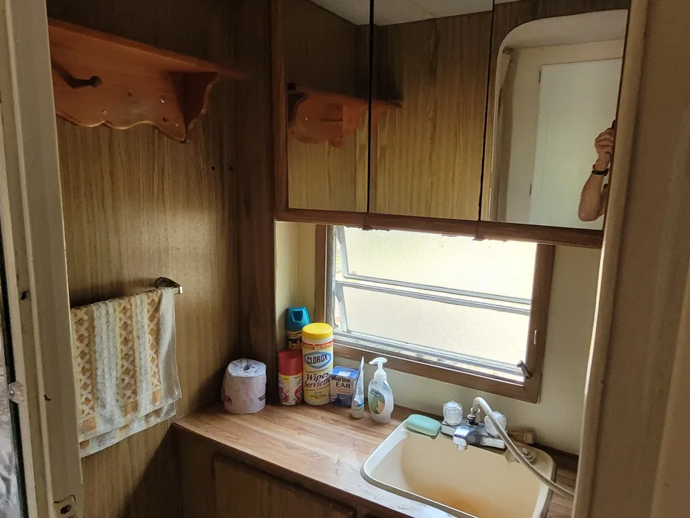 30 ft trailer with roof good condition no rot perfect image indicator(10)