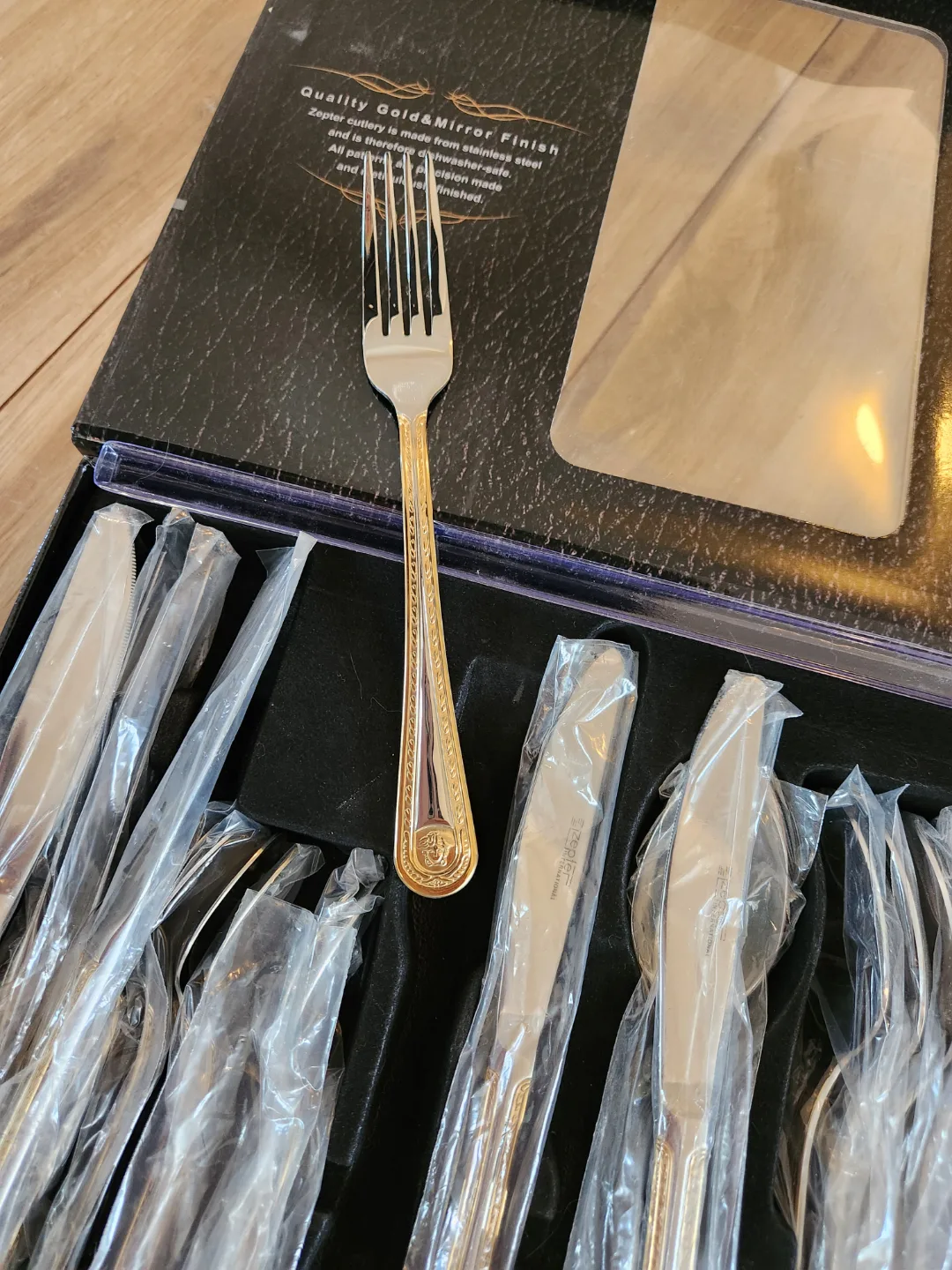 Zepter International 24-Piece Gold Cutlery Set image indicator(2)