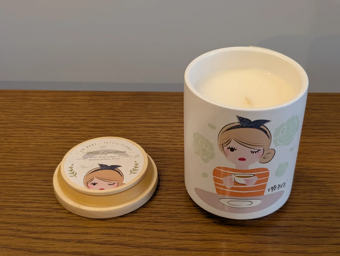 NEW: White Garden Candle with Wooden Lid image indicator(3)