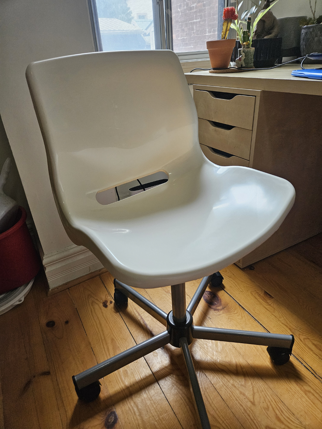 White Plastic Swivel Chair - photo 3