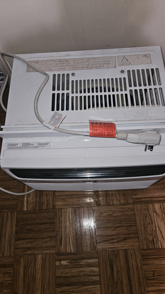 Frigidaire Window Air Conditioner - photo 2