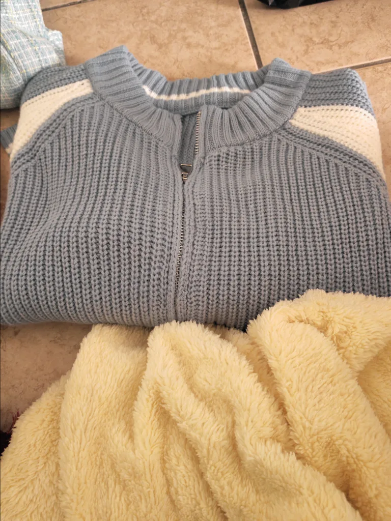 12 Bundles Outwear (Jacket, Cardigan, Sweaters, Blazer etc) image indicator(2)