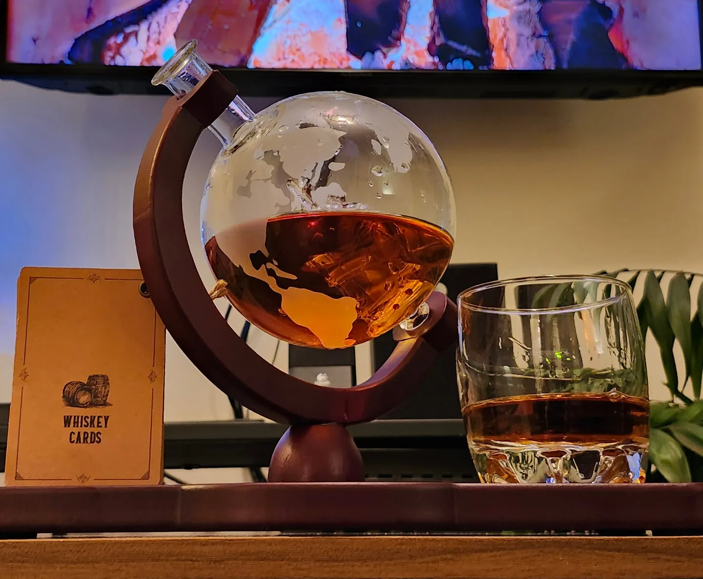 Globe Whiskey Decanter with Glasses image indicator(2)