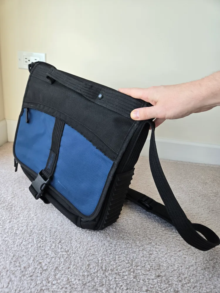 Targus Laptop Messenger Bag - Blue and Black image indicator(7)