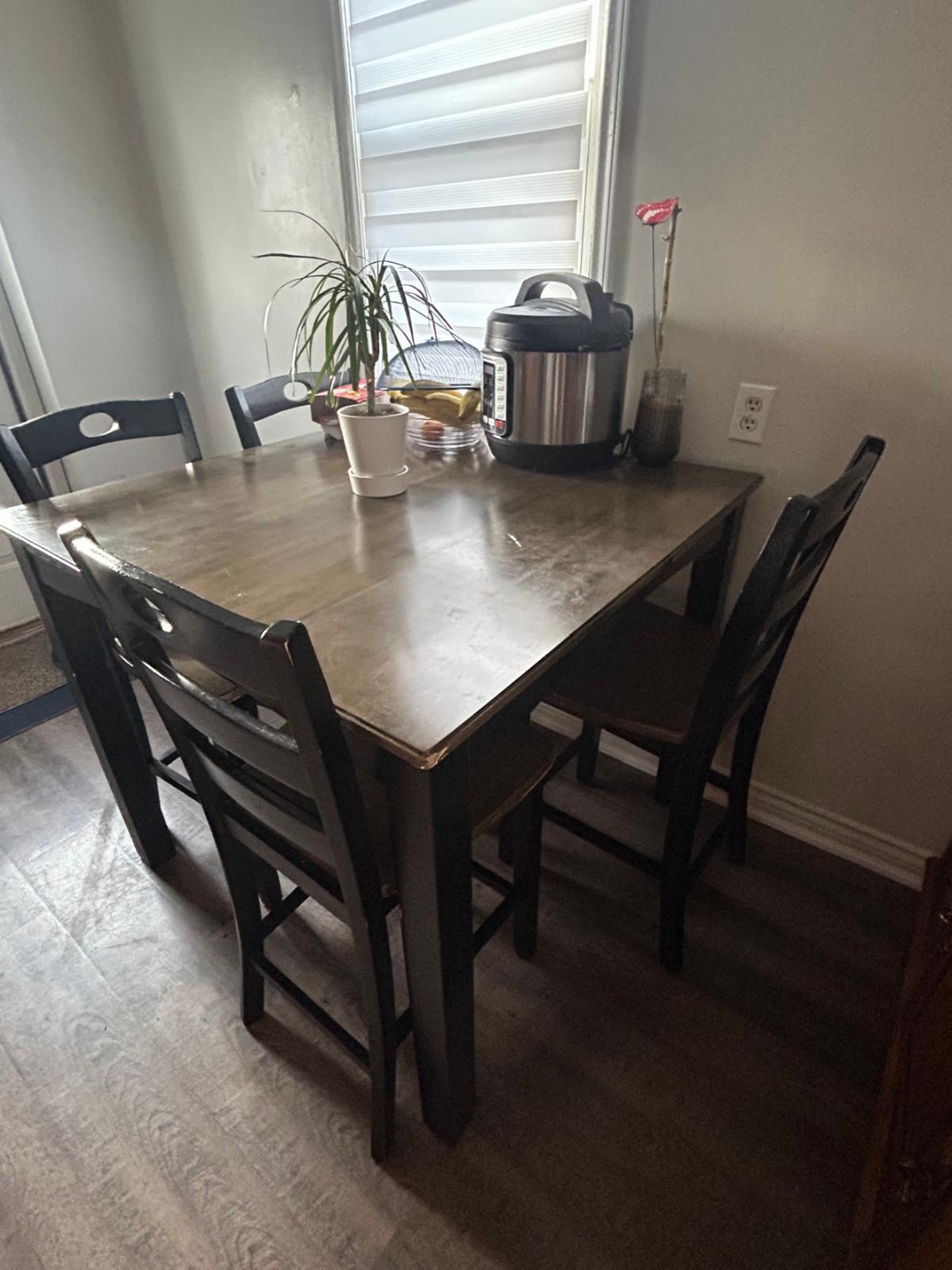Square kitchen table and four chairs - photo 2