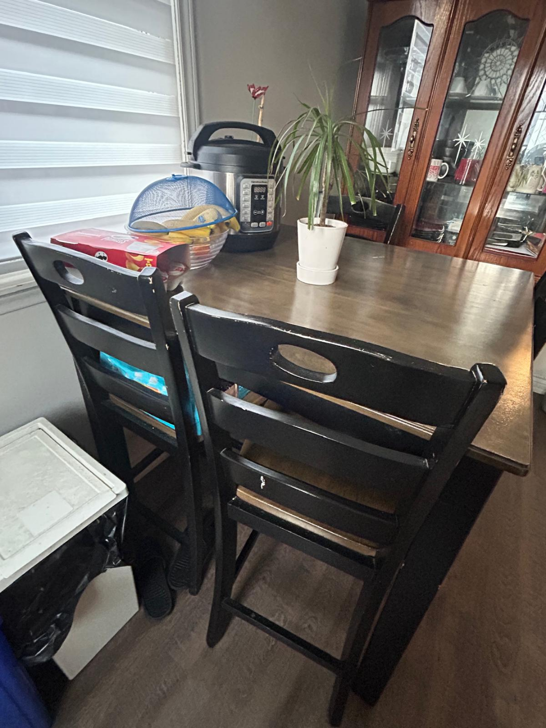 Square kitchen table and four chairs - photo 3
