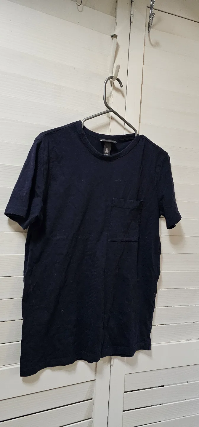 🥕🥕🥕Girls Black T-Shirt Size XS image indicator(4)