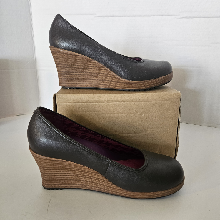 Crocs A-Leigh Closed Toe Wedge Heel Shoes Women's Size 6W Brown