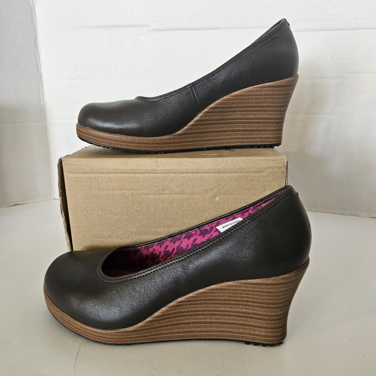 Crocs A-Leigh Closed Toe Wedge Heel Shoes Women's Size 6W Brown - photo 2