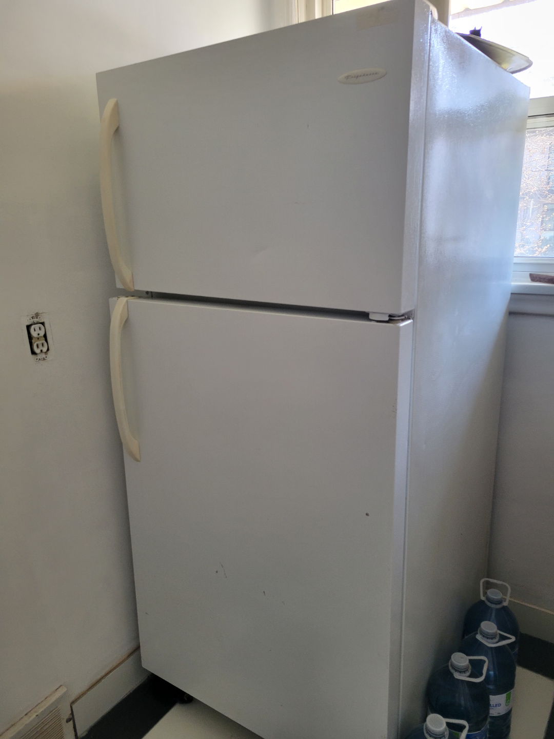 Frigidaire fridge - photo 3