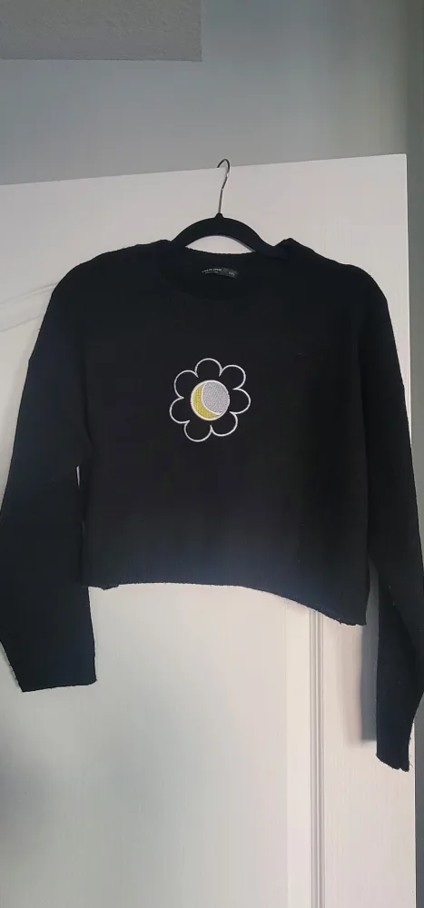 Women's Clothing Bundle: Vest, Sweaters & Shirt image indicator(7)