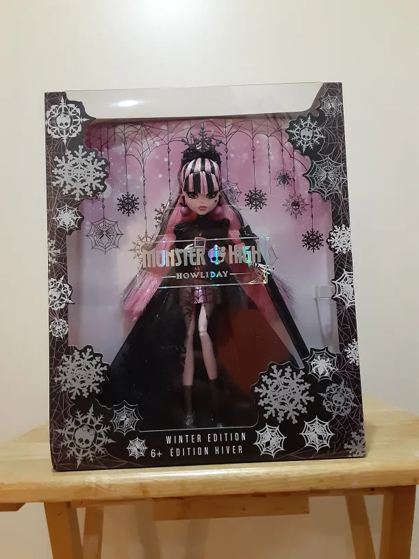 Monster High Howliday Draculaura Doll, Special Limited Edition image indicator(3)
