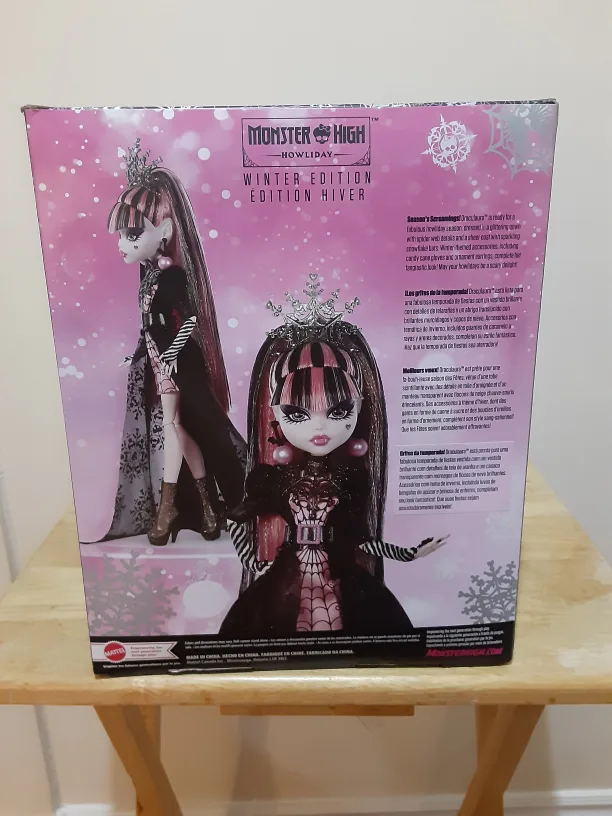 Monster High Howliday Draculaura Doll, Special Limited Edition image indicator(6)