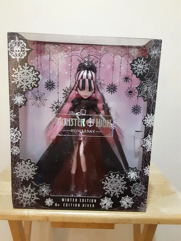 Monster High Howliday Draculaura Doll, Special Limited Edition image indicator(7)