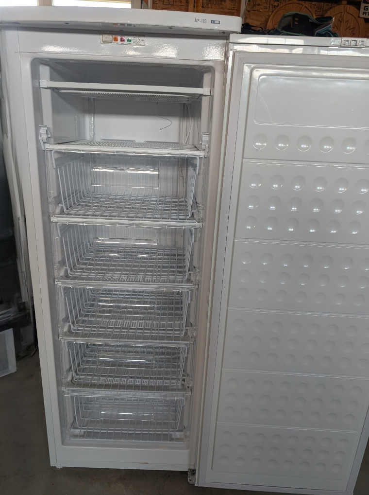 Used Brador MF-183 Upright Freezer - photo 2