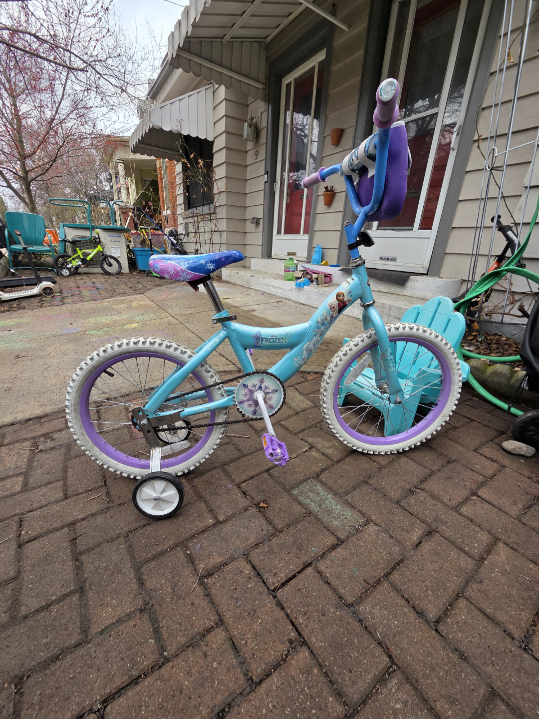 Frozen Girls' Bike 18 inch with Training Wheels and front bag. - photo 3