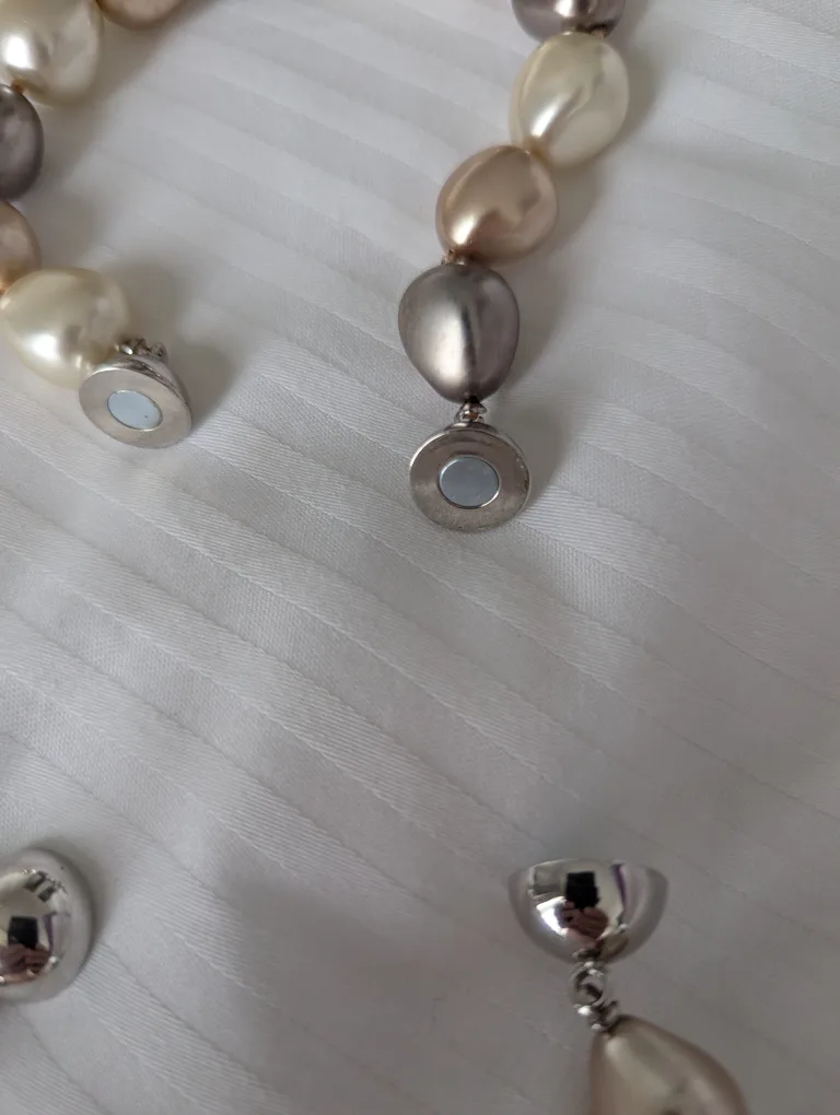 Elegant Pearl Necklace , bracelet and Earring Set image indicator(5)