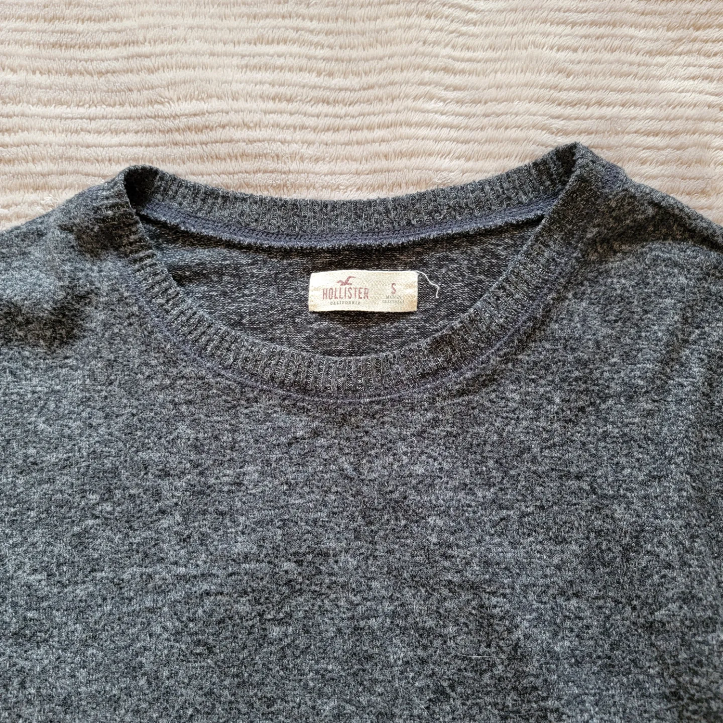 💚 Hollister dark grey crewneck sweater image indicator(4)