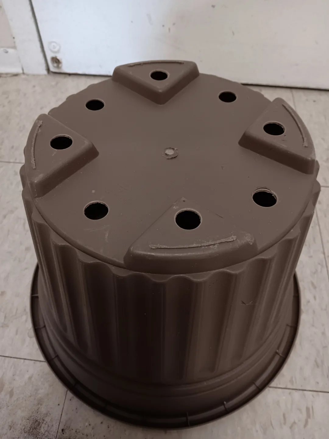 Large Brown Plastic Plant Pot 💚 image indicator(2)