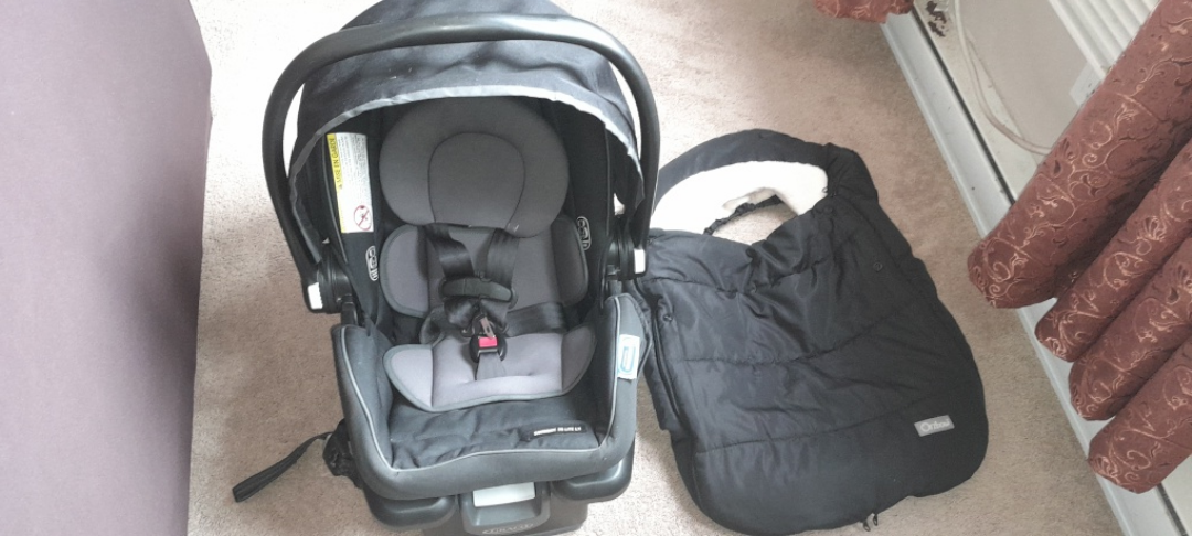 Graco SnugRide SnugLock 35 Infant Car Seat with Bundle Me - photo 4