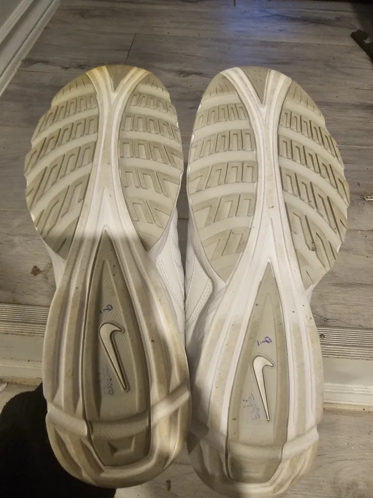 Women's White Nike Sneakers image indicator(2)