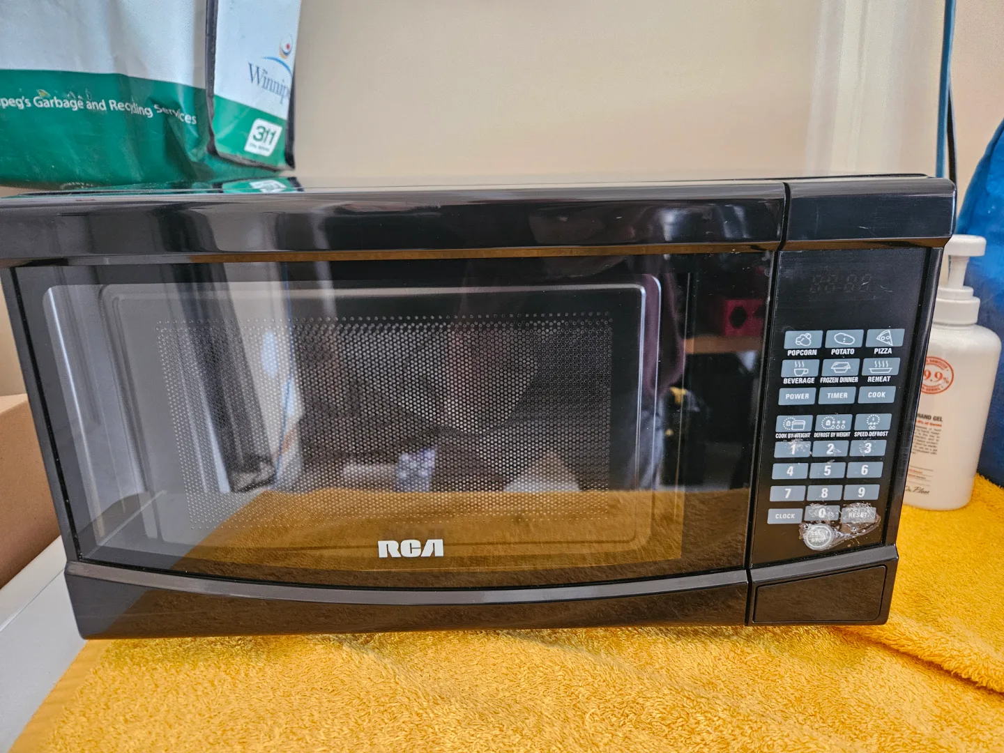 RCA Black Microwave thumbnail