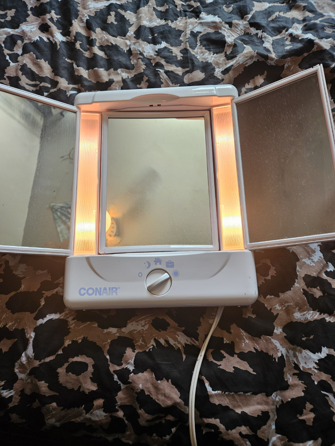 Conair Tri-Fold Lighted Makeup Mirror - photo 3