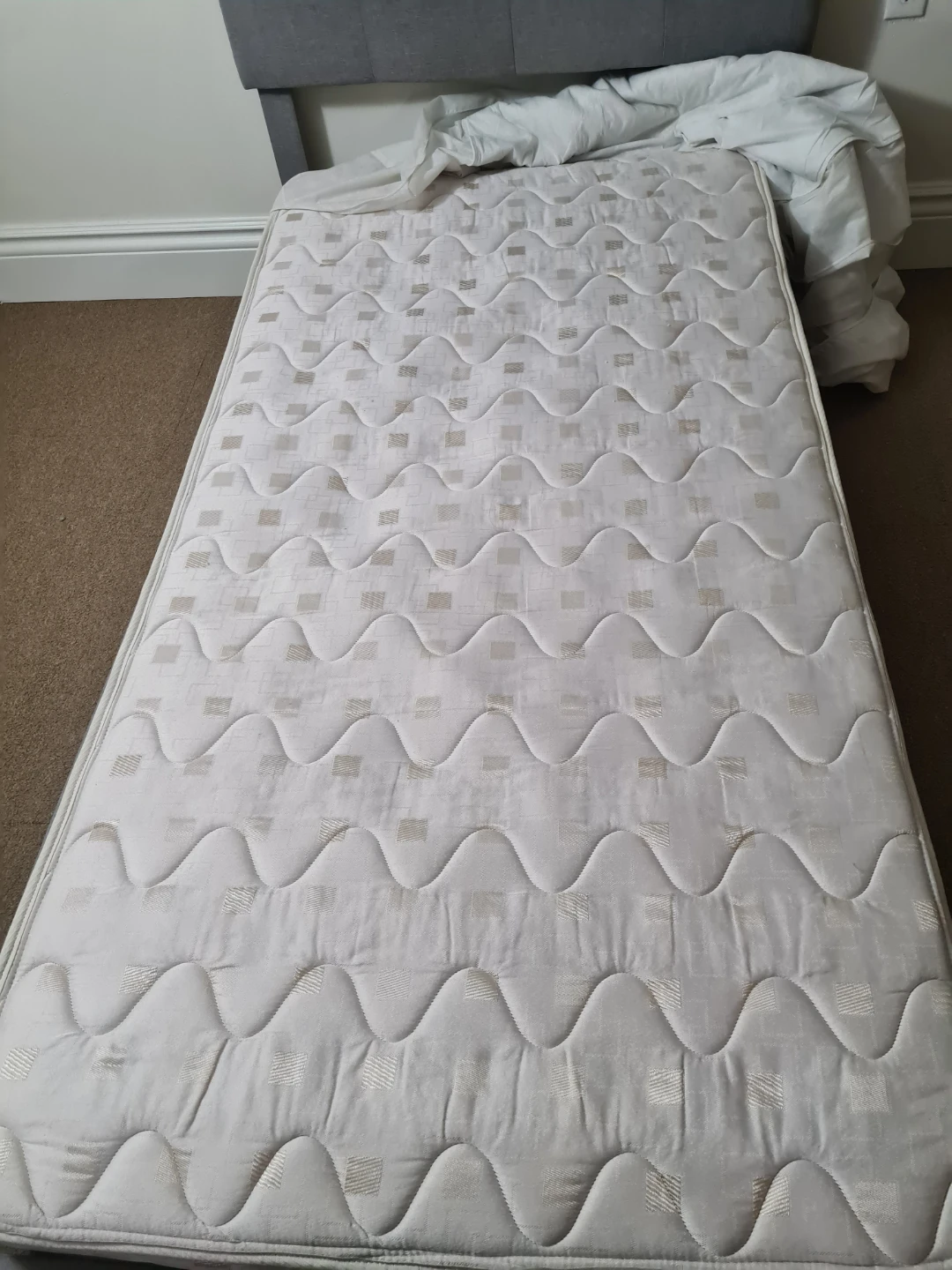 Twin-size bed frame with mattress - photo 3