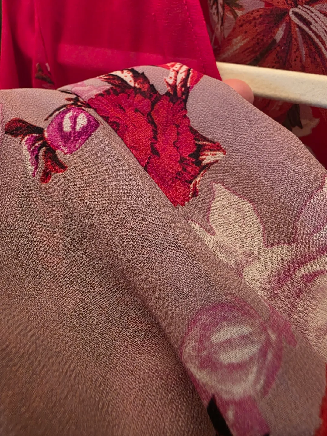 💚GUESS floral blouse, size XL image indicator(4)