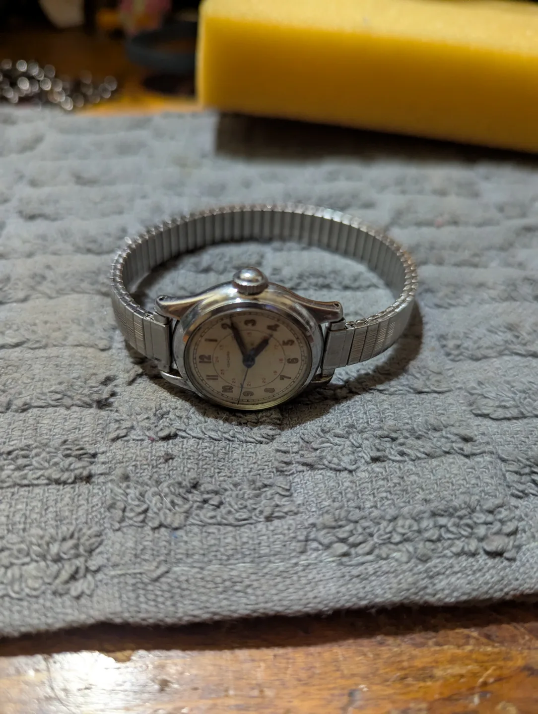 Vintage 1947 Concord Watch works great, smooth winding image indicator(6)