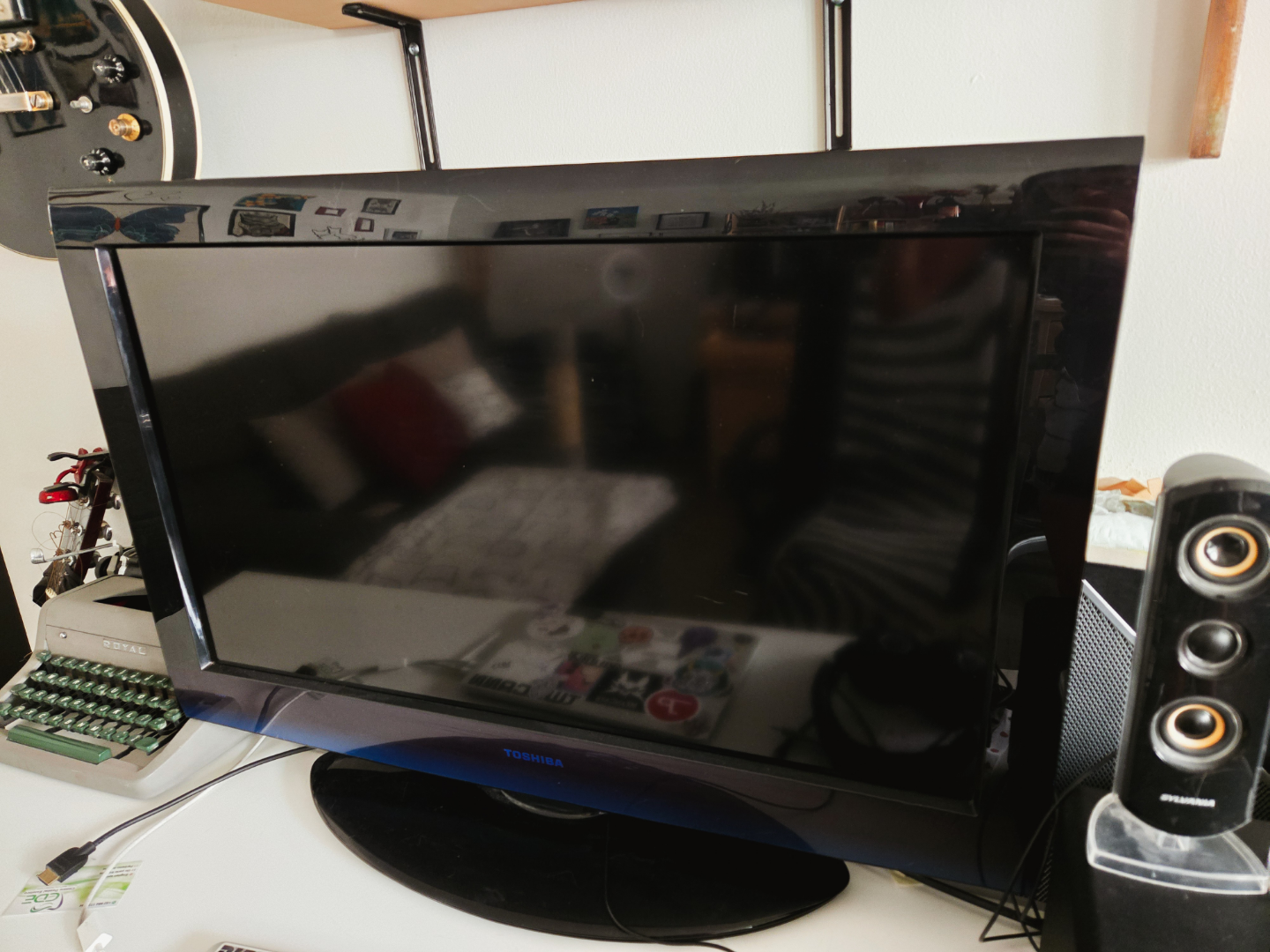 Toshiba LCD TV - 32 inch