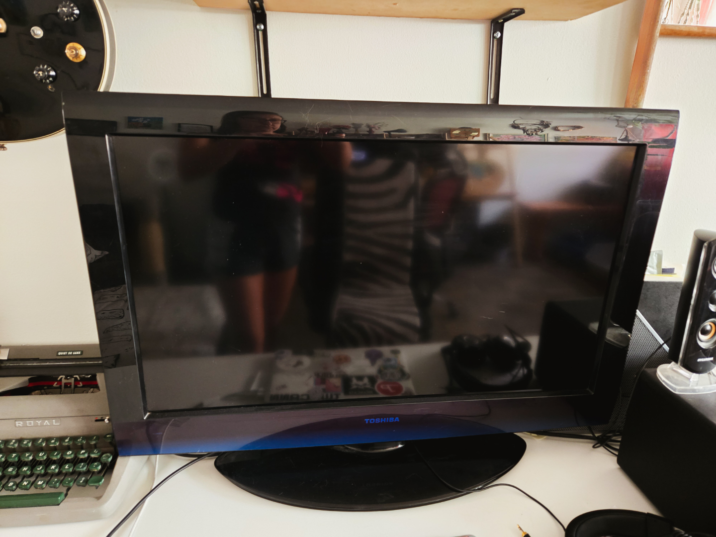 Toshiba LCD TV - 32 inch - photo 2